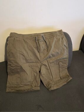 Tag Men's Cargo Drawstring Shorts in Olive Green